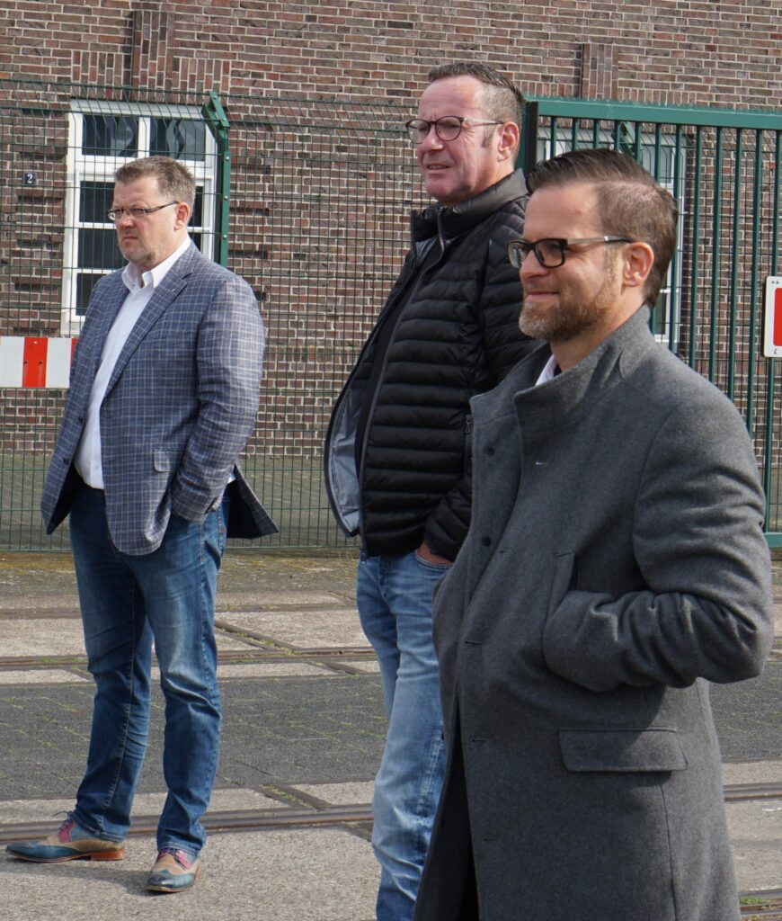 Die drei Chefs des Lionsclubs Brake schauen noch ein wenig nachdenklich: (von links) Wolfram Flaack (2. Vizepräsident), Jens Krummacker (1. Vizepräsident) und Präsident Nils Böger.